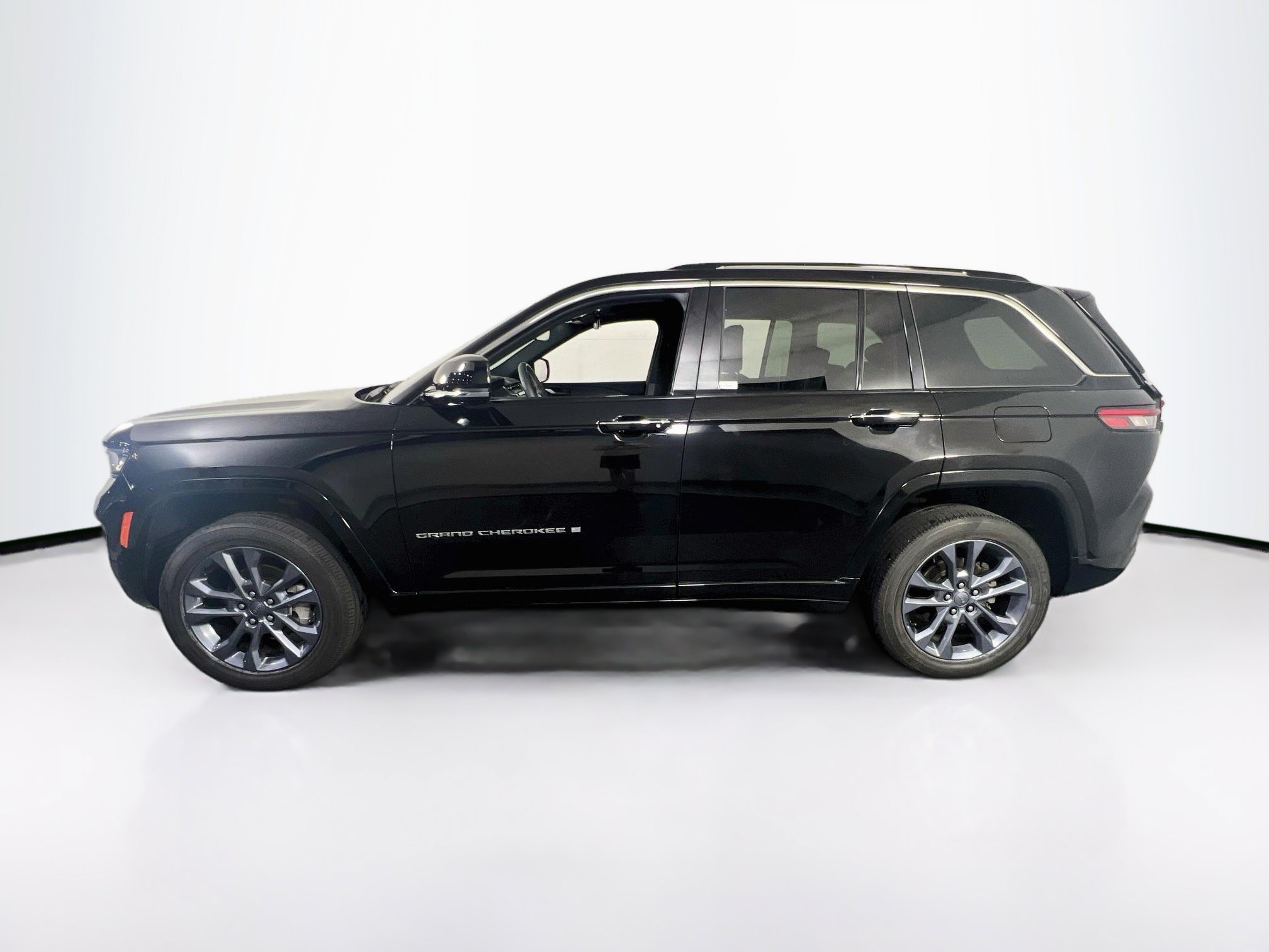 Used 2023 Jeep Grand Cherokee Overland AWD/4WD image 8