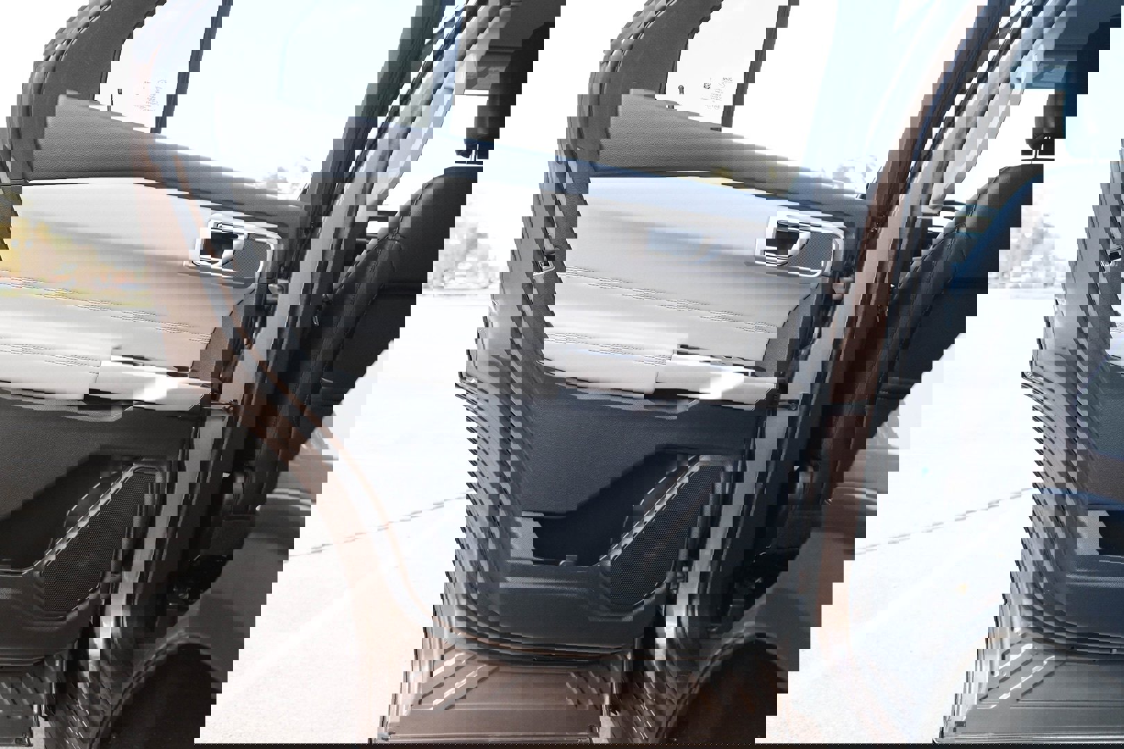 Used 2021 Ford Explorer XLT w/ Equipment Group 202A image 17