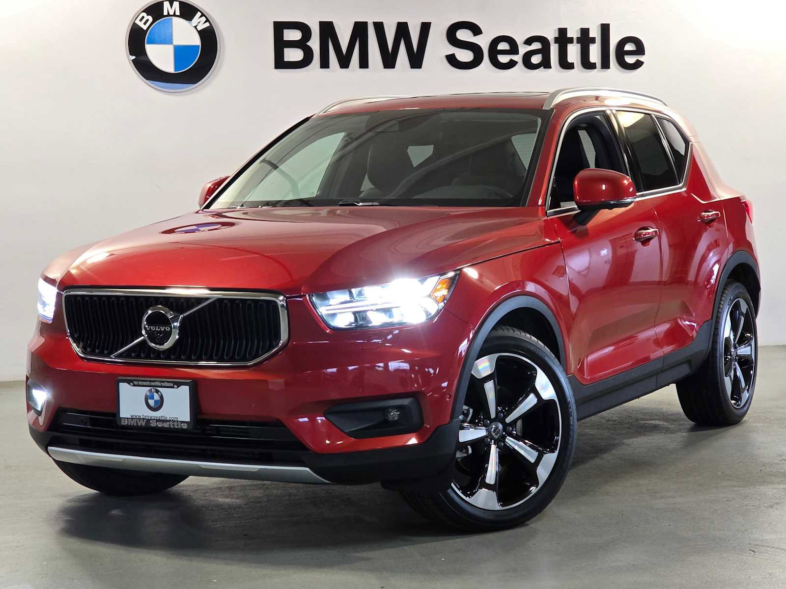 Used 2019 Volvo XC40 T5 Momentum image 1