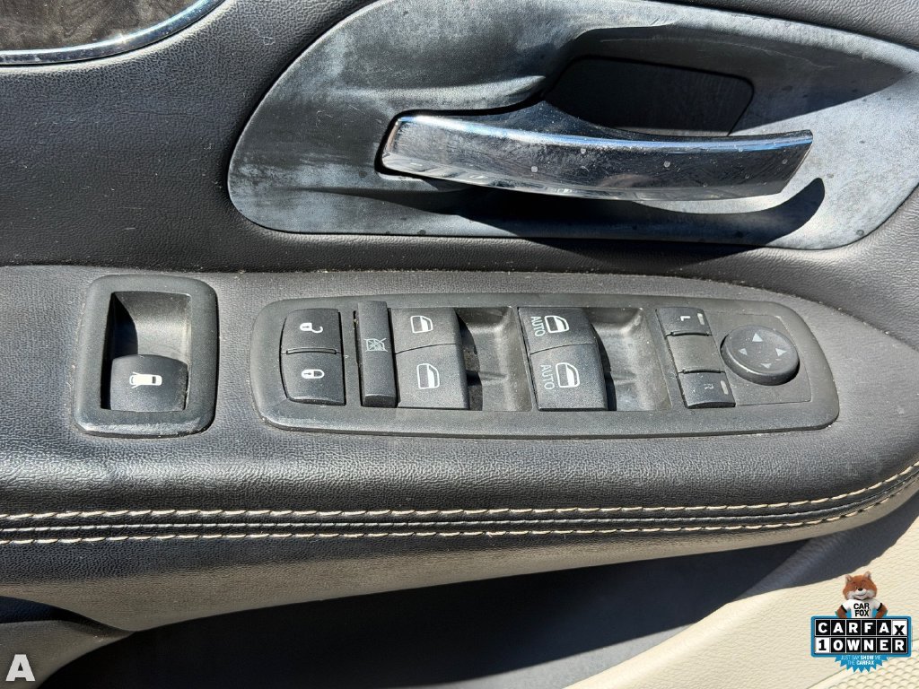 Used 2014 Chrysler Town & Country Touring FWD image 17