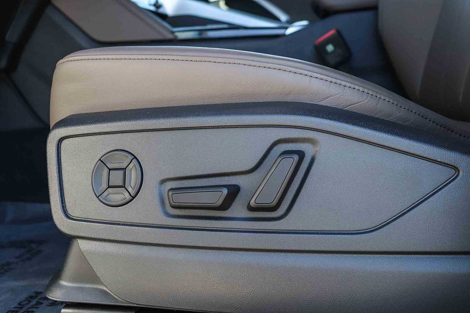 Used 2025 Audi Q5 Premium w/ Convenience Package image 25