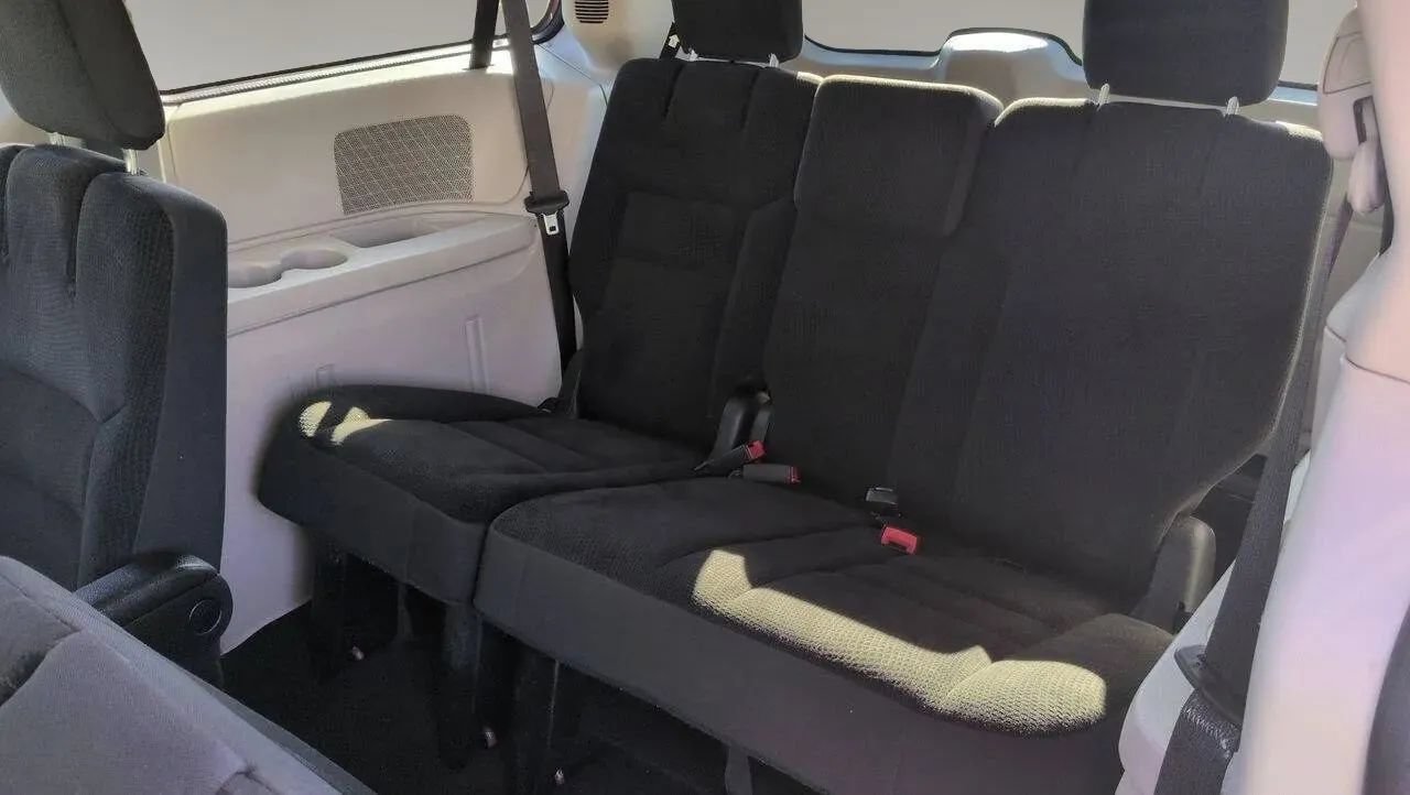 Used 2018 Dodge Grand Caravan SE FWD image 21