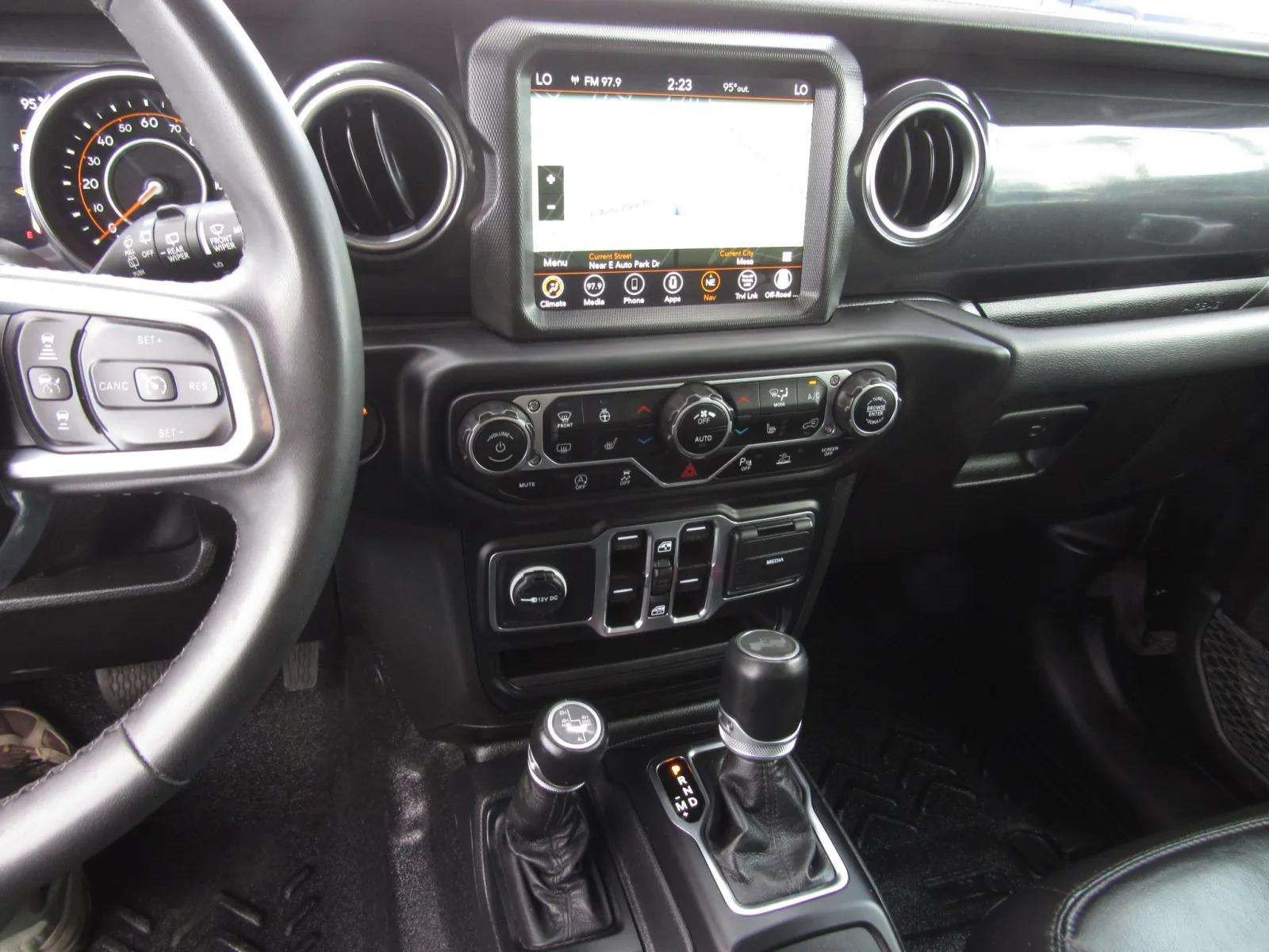 Used 2023 Jeep Wrangler Unlimited Sahara AWD/4WD image 17
