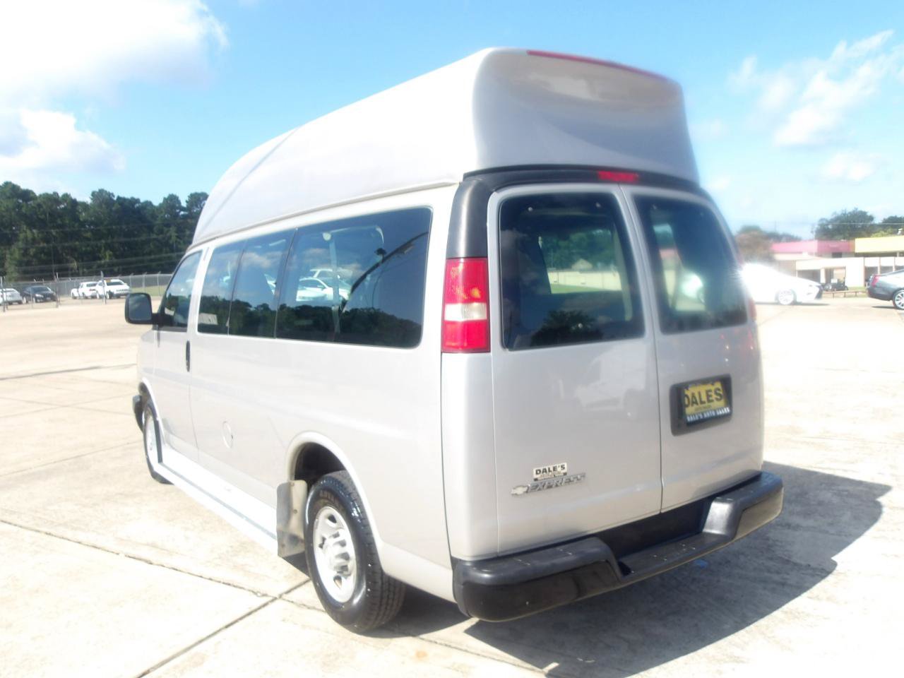 Used 2007 Chevrolet Express 2500 Passenger w/ Power and Light Package RWD image 17