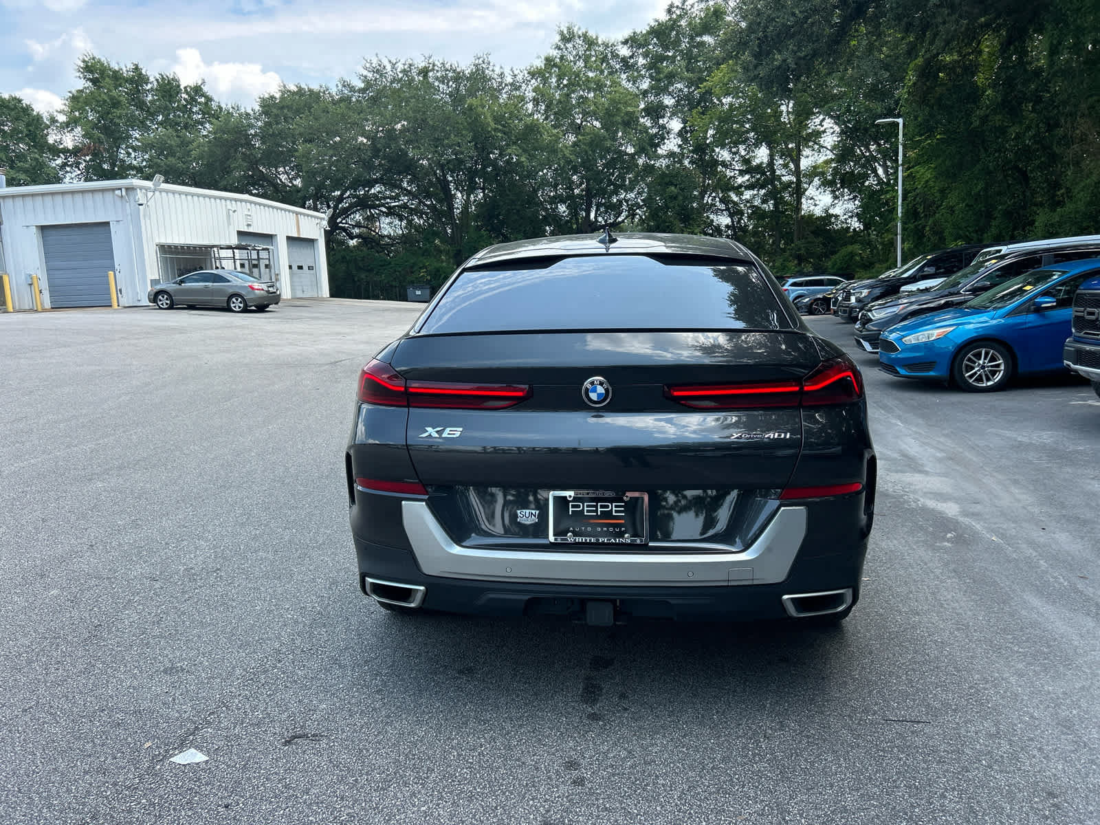 Used 2021 BMW X6 xDrive40i w/ Executive Package AWD/4WD image 3