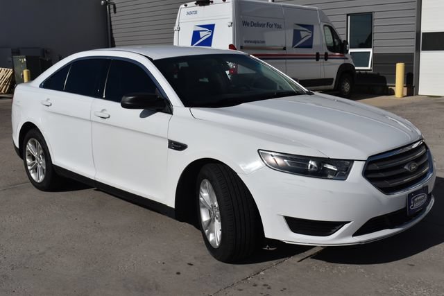 Used 2016 Ford Taurus SE FWD image 3