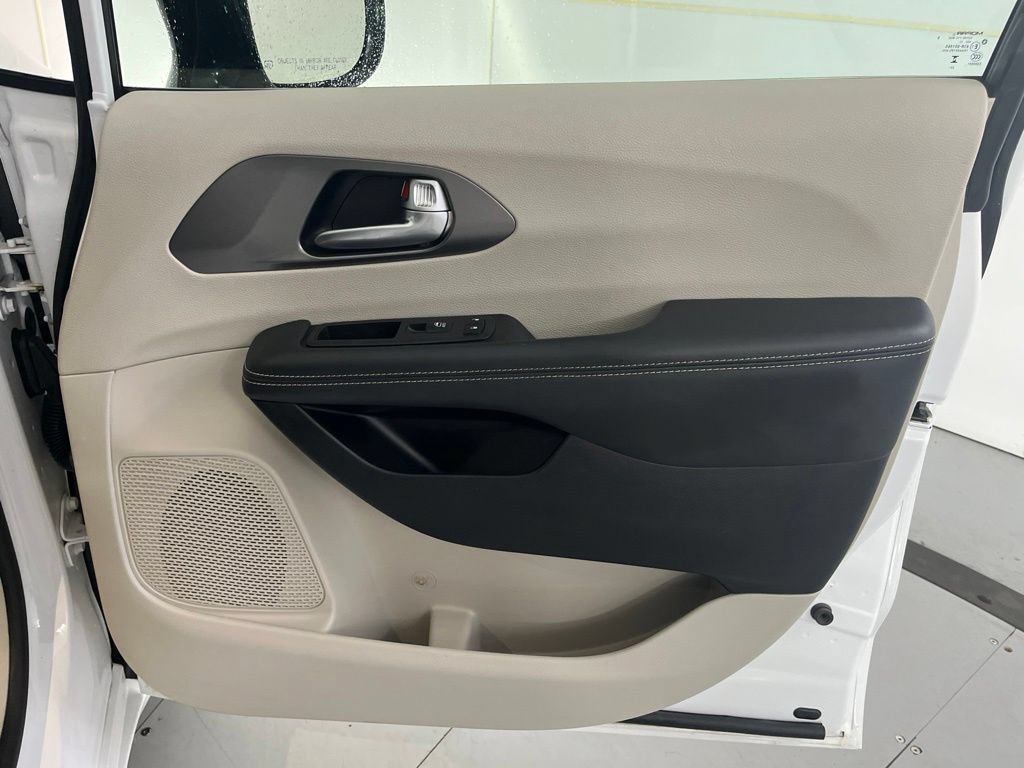 Used 2024 Chrysler Pacifica Touring-L FWD image 29
