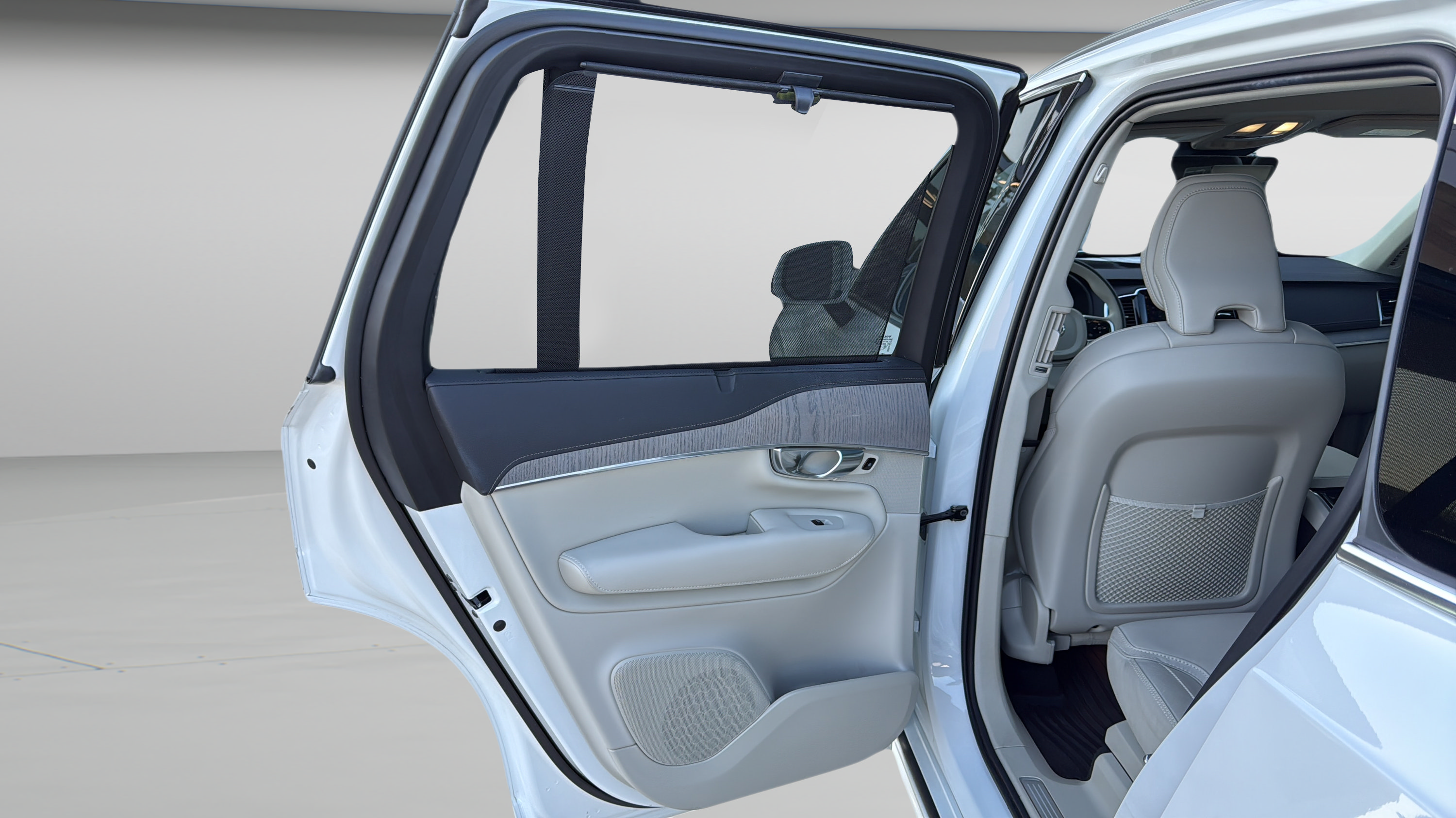 Used 2025 Volvo XC90 B6 Ultra w/ Protection Package AWD/4WD image 30