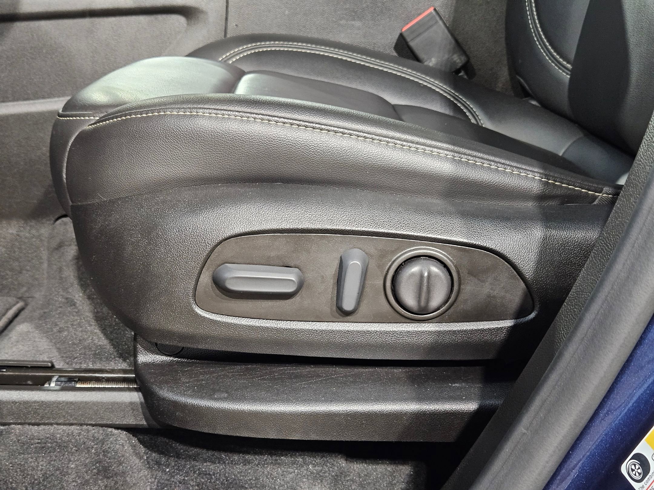 Used 2023 Chevrolet Traverse LT w/ Rear Camera Mirror Package FWD image 24