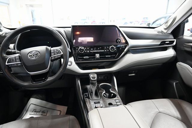 Used 2023 Toyota Highlander Limited image 14