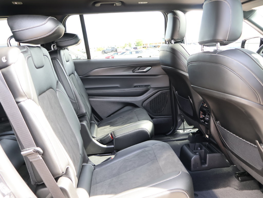 Used 2025 Jeep Grand Cherokee L Altitude AWD/4WD image 11