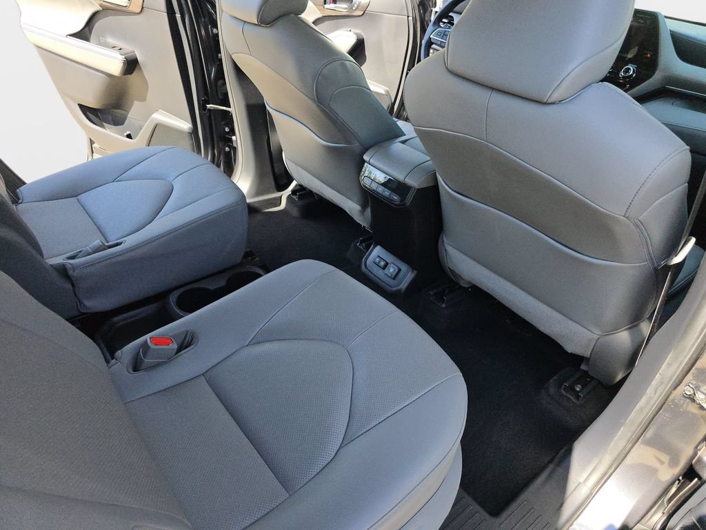 Used 2021 Toyota Highlander Limited FWD image 13