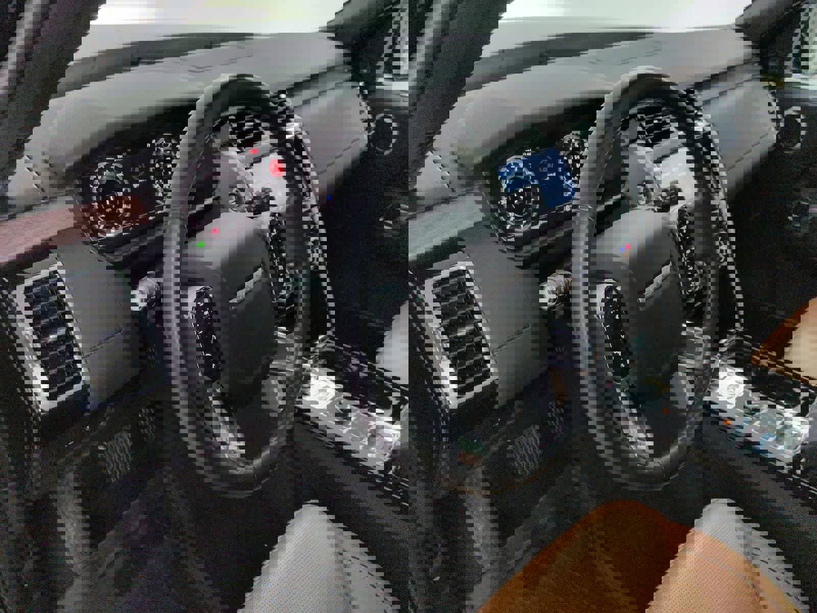 Used 2020 Land Rover Discovery HSE image 2