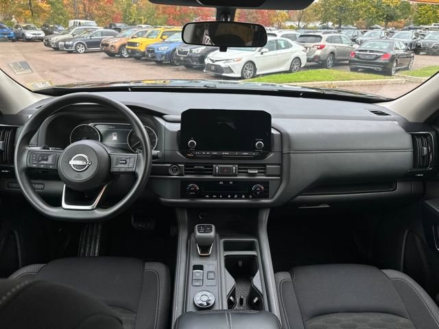 Used 2024 Nissan Pathfinder S image 10