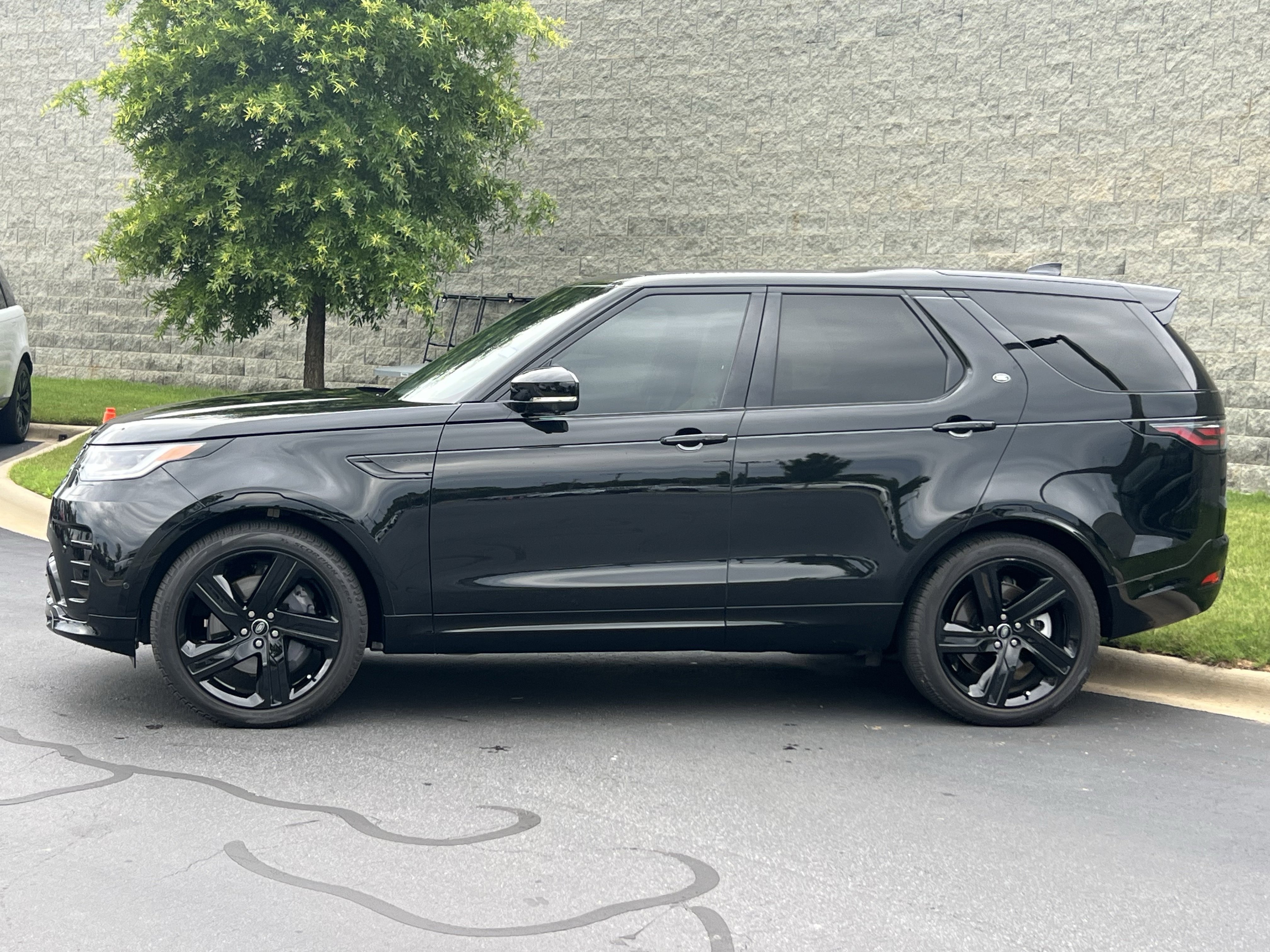 Certified 2023 Land Rover Discovery HSE R-Dynamic AWD/4WD image 4