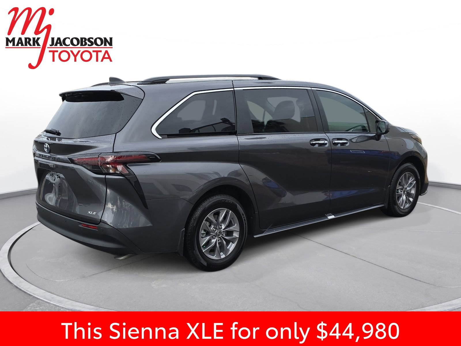 Used 2025 Toyota Sienna XLE image 9