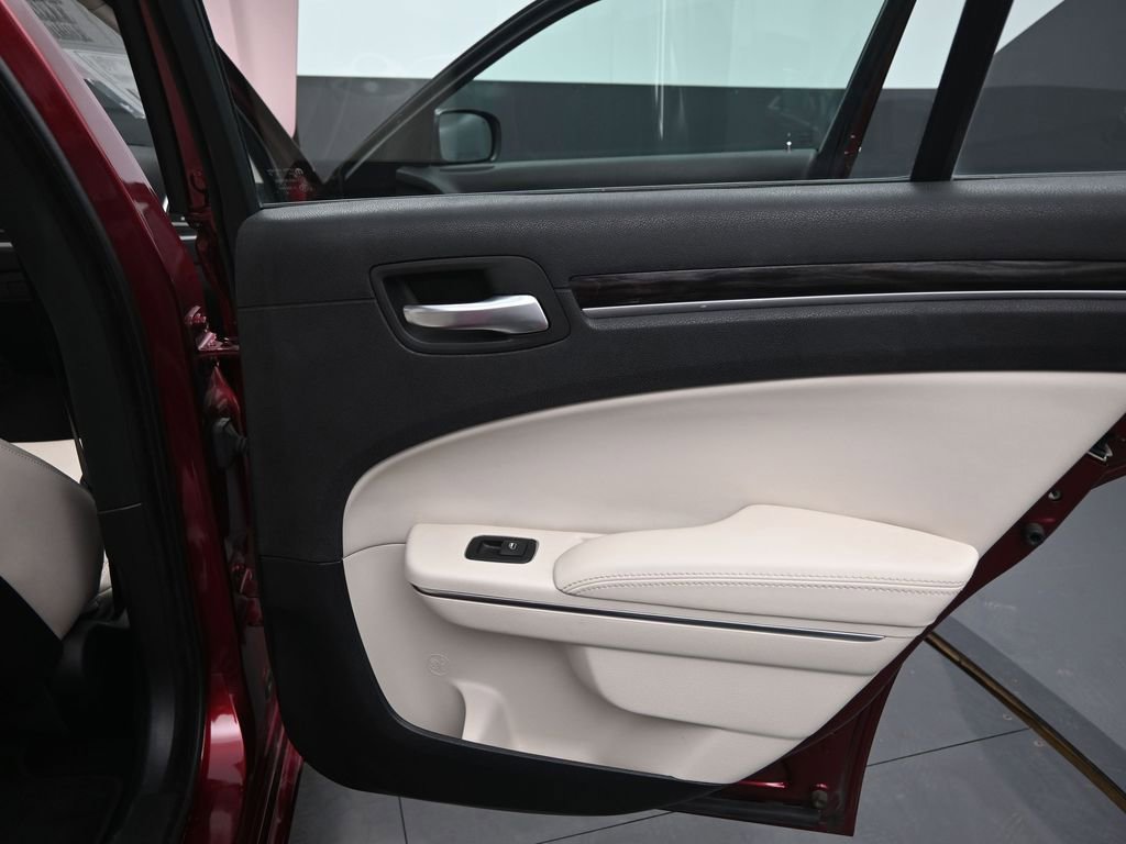 Used 2016 Chrysler 300 Limited image 16