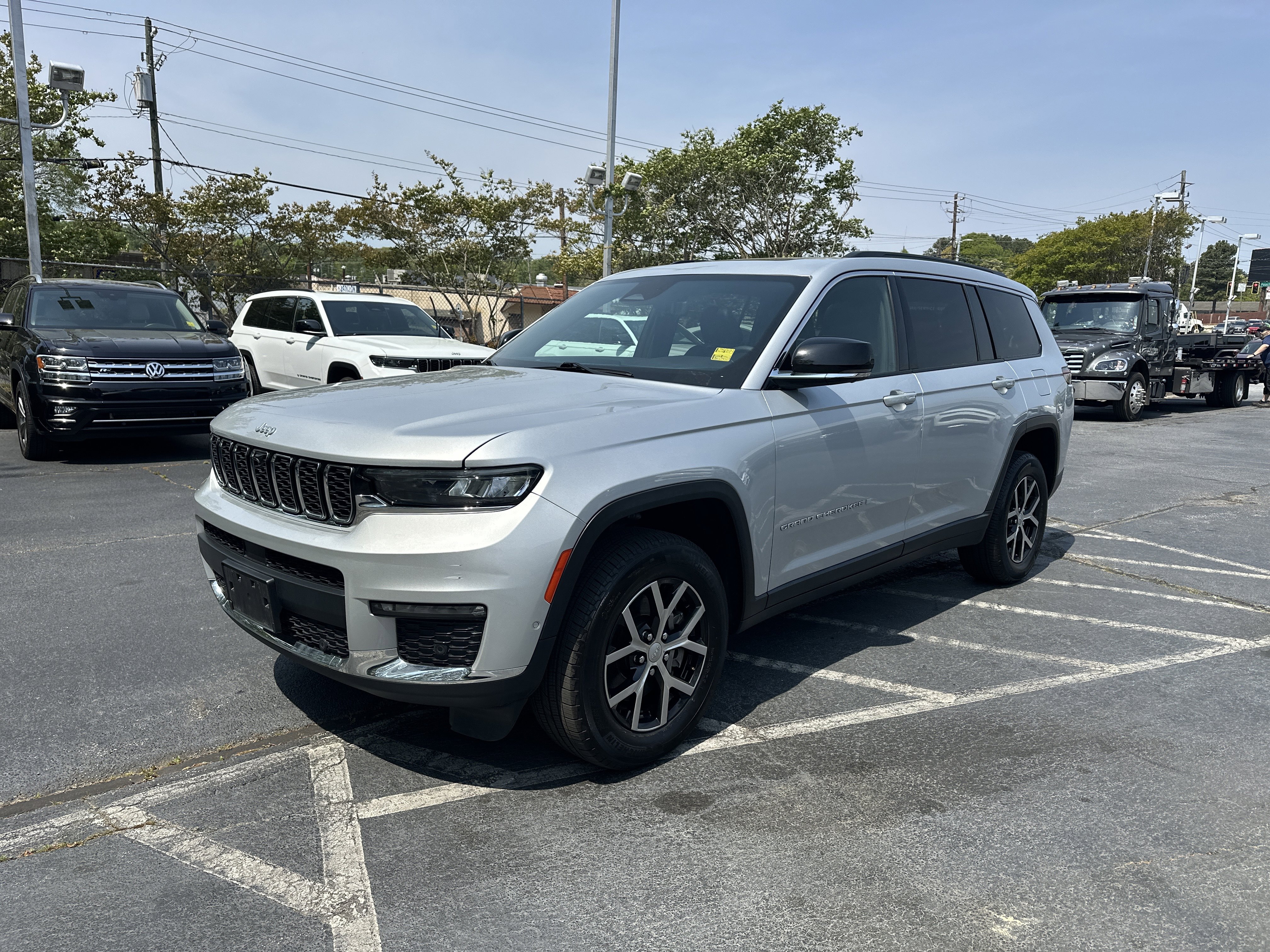 Used 2024 Jeep Grand Cherokee L Limited w/ Luxury Tech Group II image 5