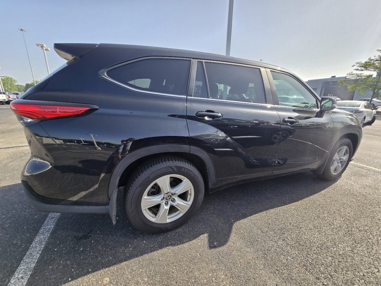 Used 2023 Toyota Highlander LE AWD/4WD image 8