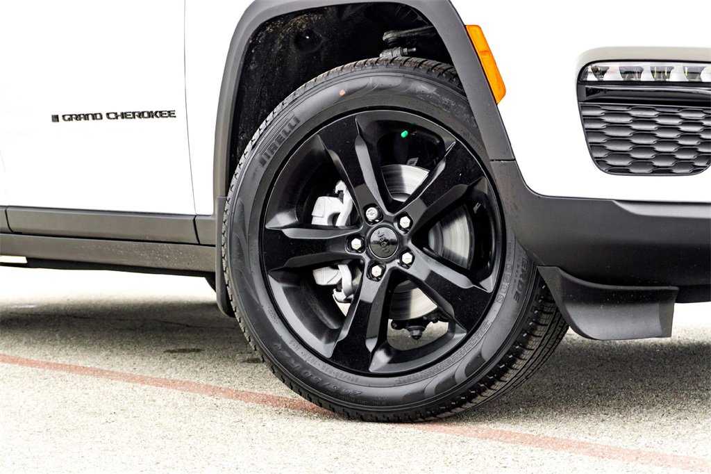 New 2025 Jeep Grand Cherokee Limited w/ Black Appearance Package image 2