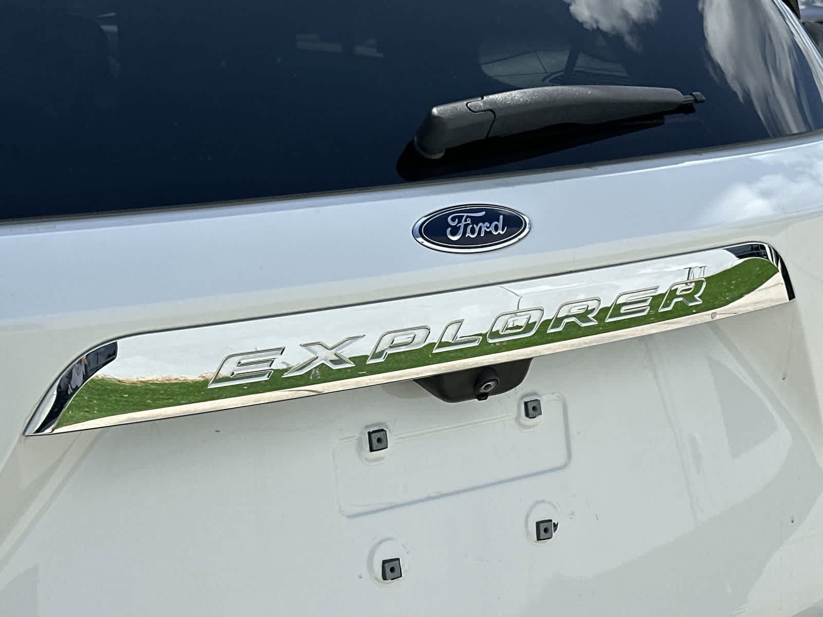 Used 2020 Ford Explorer XLT w/ Equipment Group 202A RWD image 14