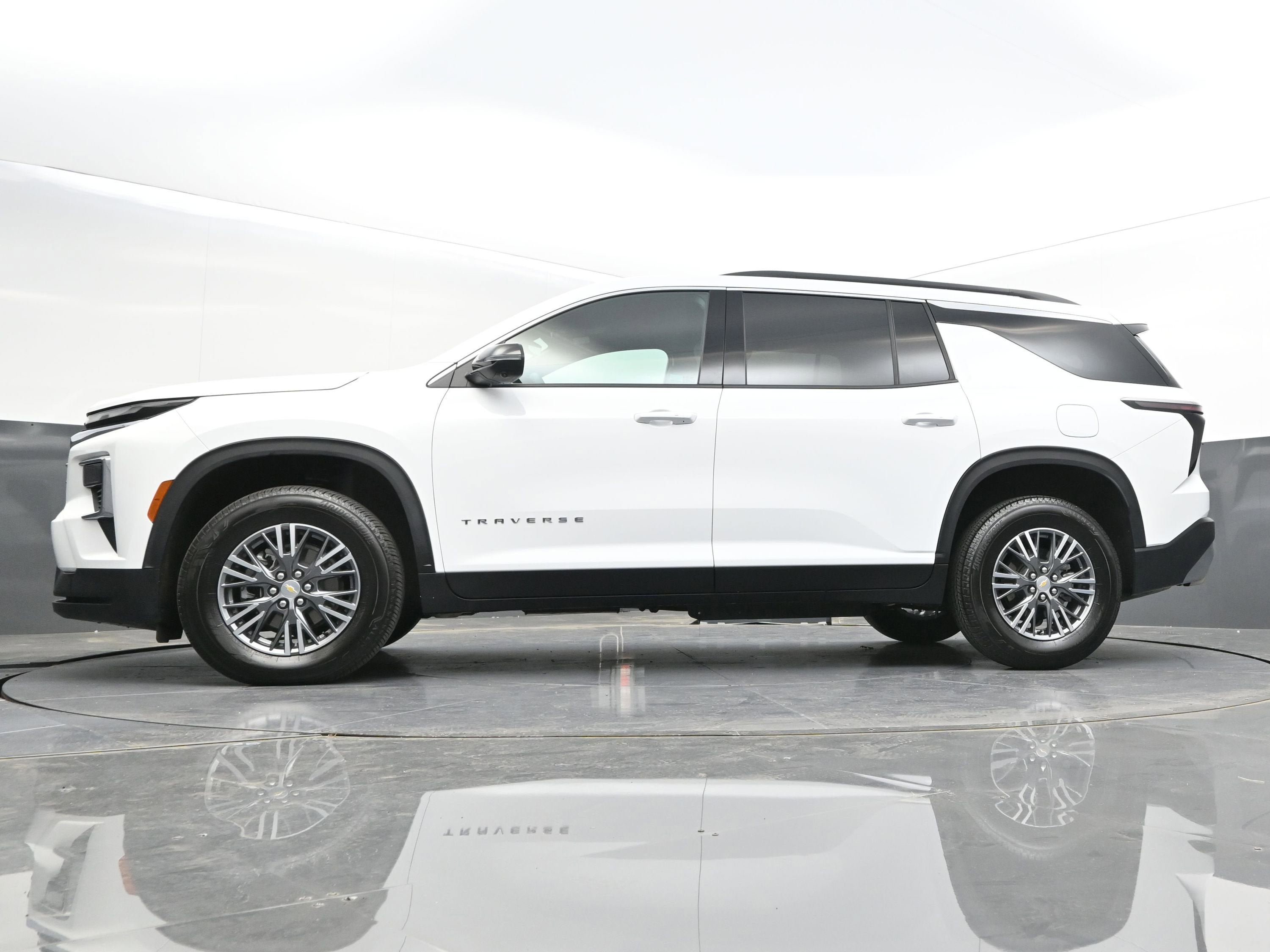 Used 2026 Chevrolet Traverse LT w/ Driver Confidence Package FWD image 35