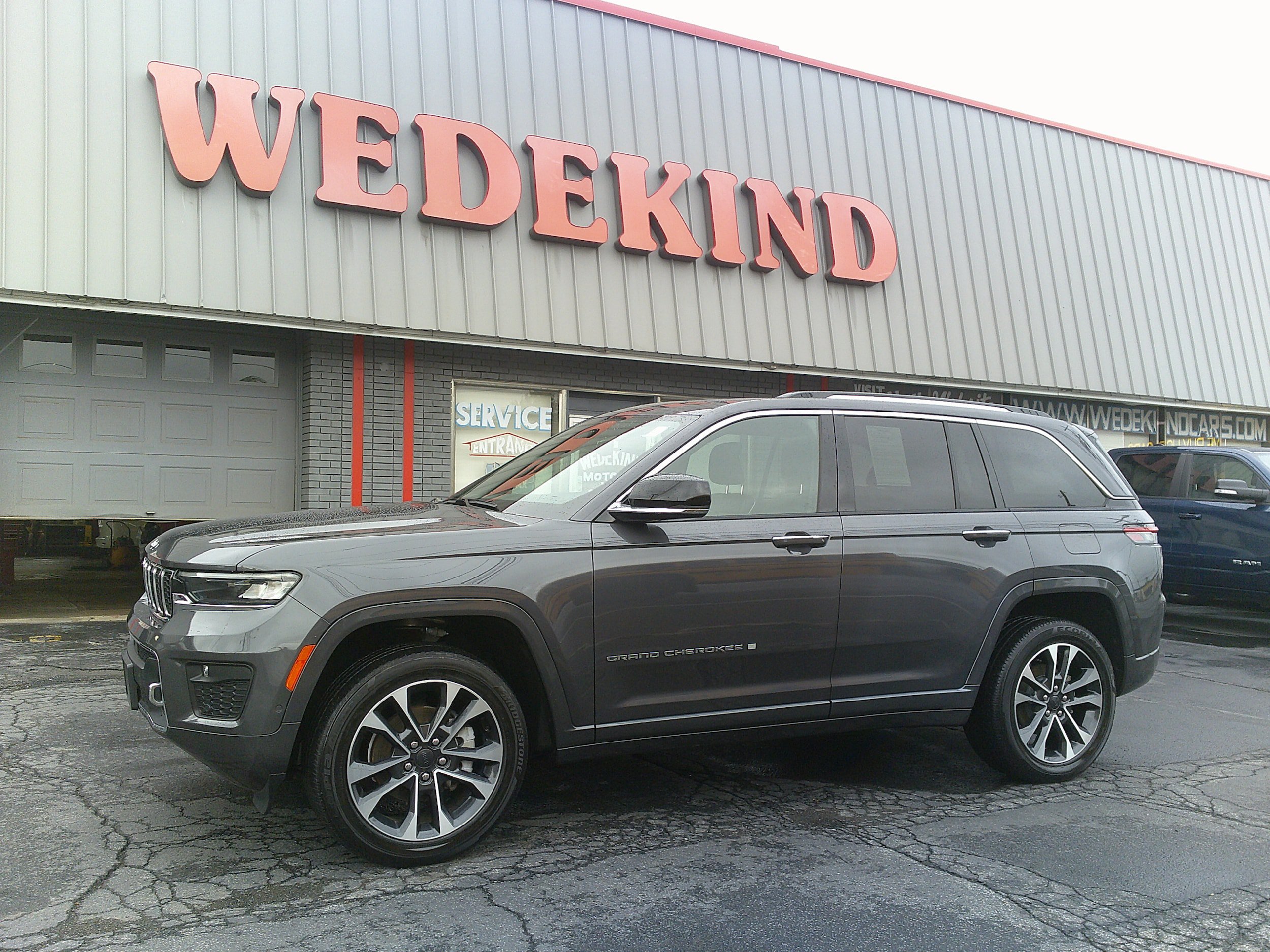 Used 2022 Jeep Grand Cherokee Overland w/ Luxury Tech Group IV AWD/4WD image 1