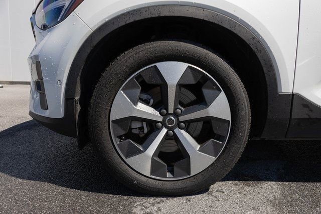Used 2024 Volvo XC40 B5 Plus image 4