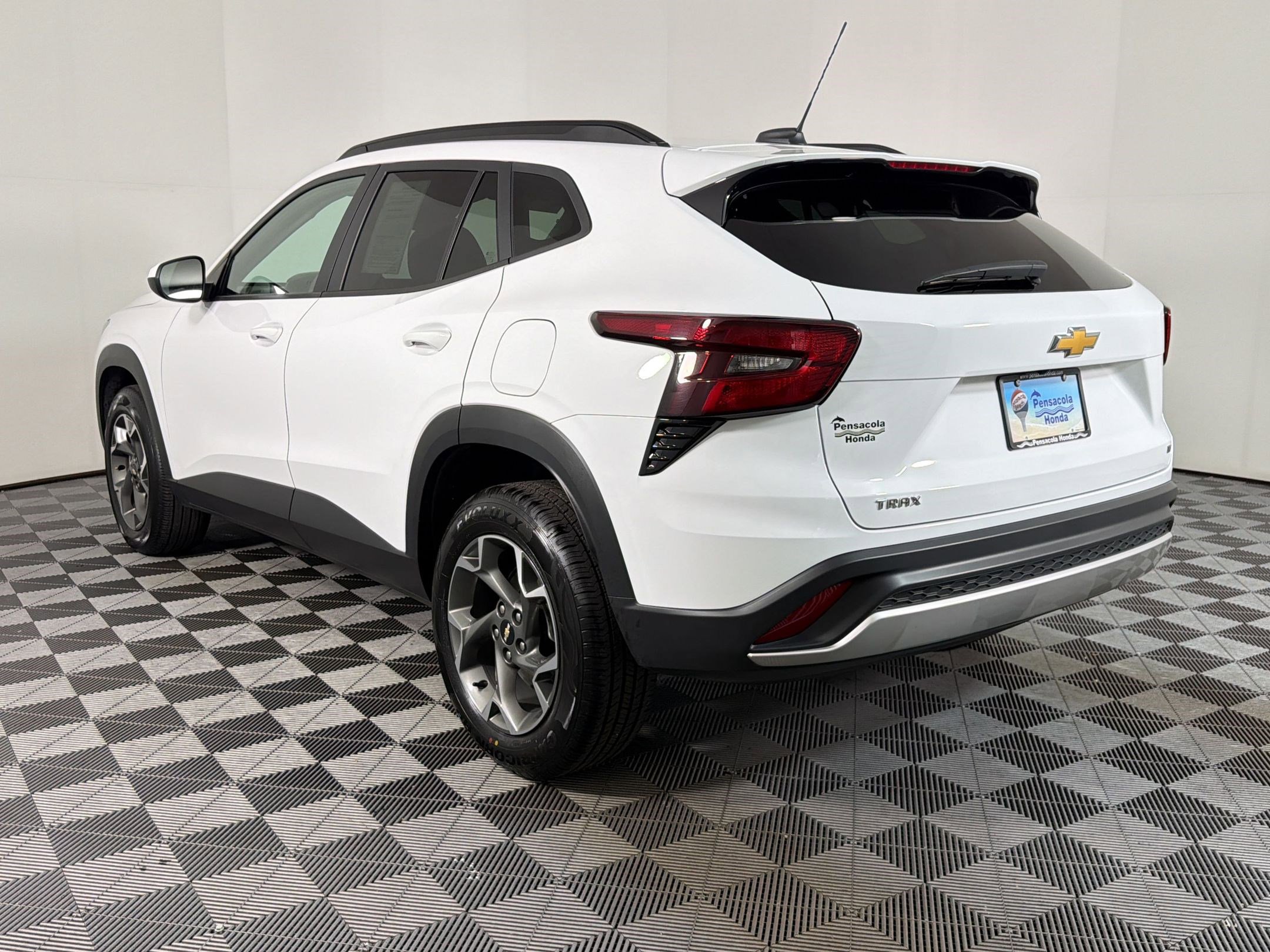 Used 2024 Chevrolet Trax LT FWD image 3