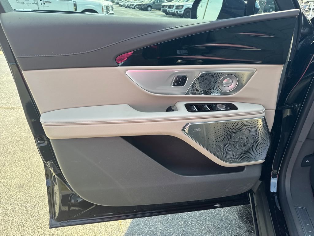 Used 2025 Lincoln Nautilus Reserve image 10