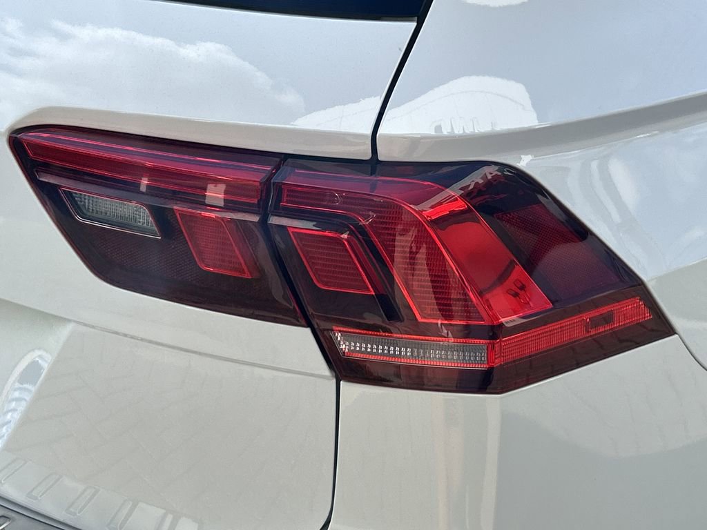 Used 2021 Volkswagen Tiguan SE R-Line image 9