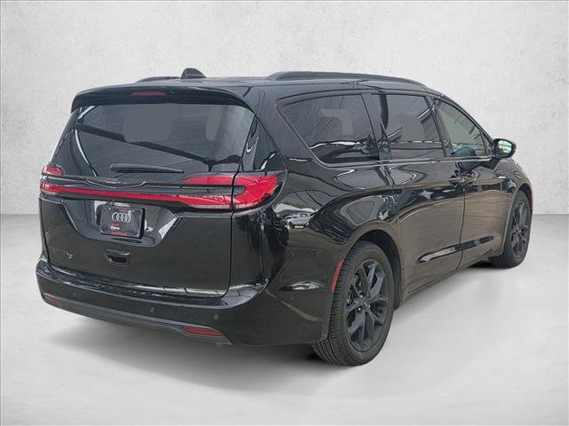 Used 2022 Chrysler Pacifica Touring-L w/ Uconnect Theater Family Group FWD image 5