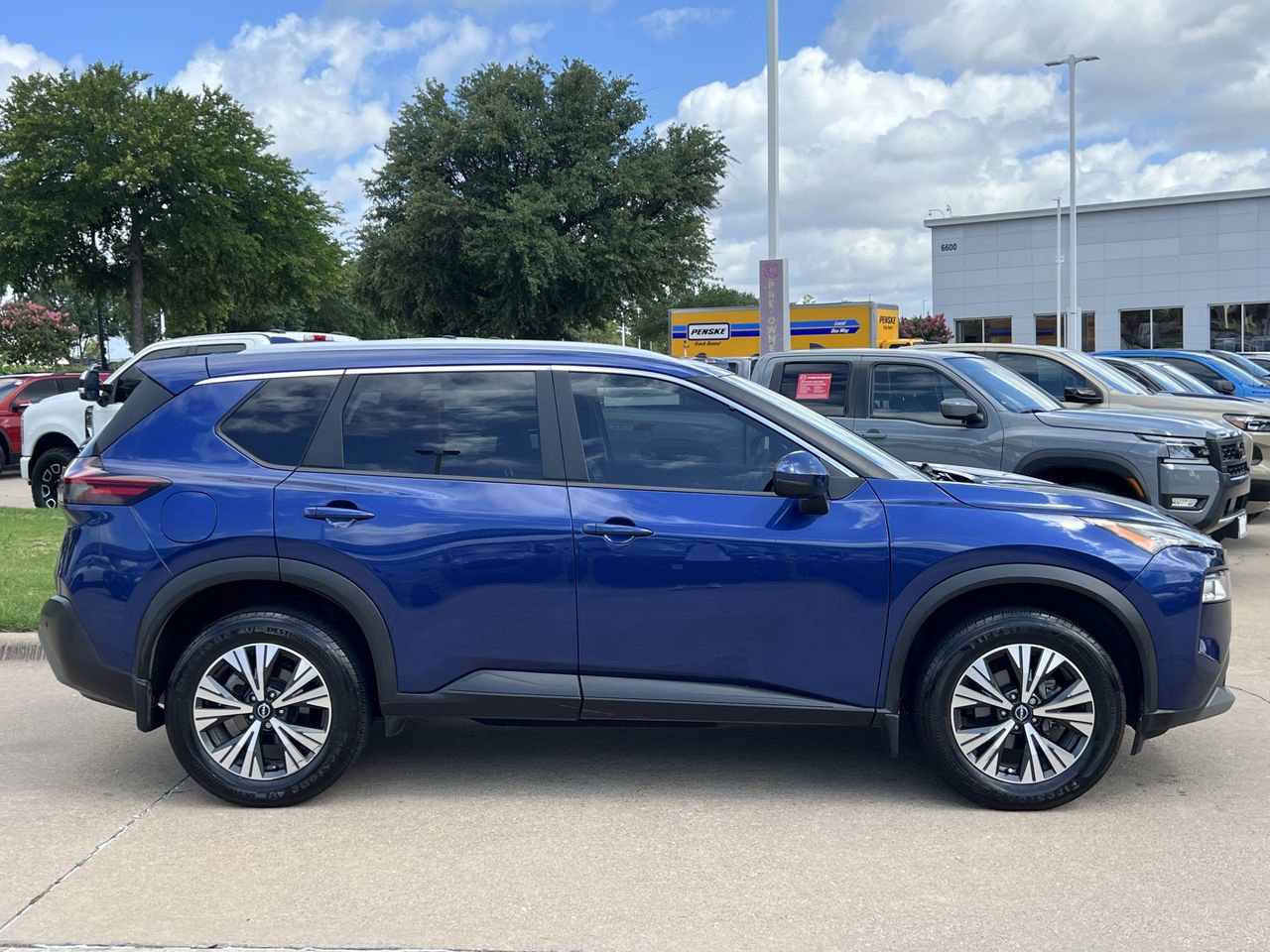 Used 2022 Nissan Rogue SV w/ SV Premium Package FWD image 3