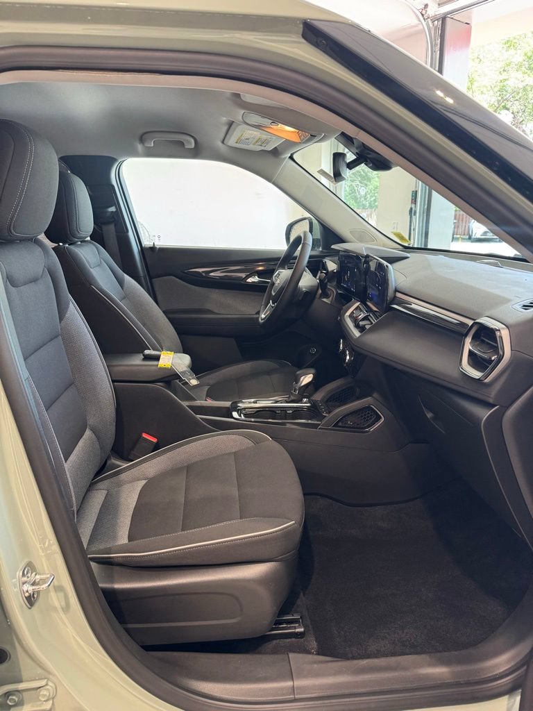 Used 2025 Chevrolet TrailBlazer LT w/ Convenience Package AWD/4WD image 2
