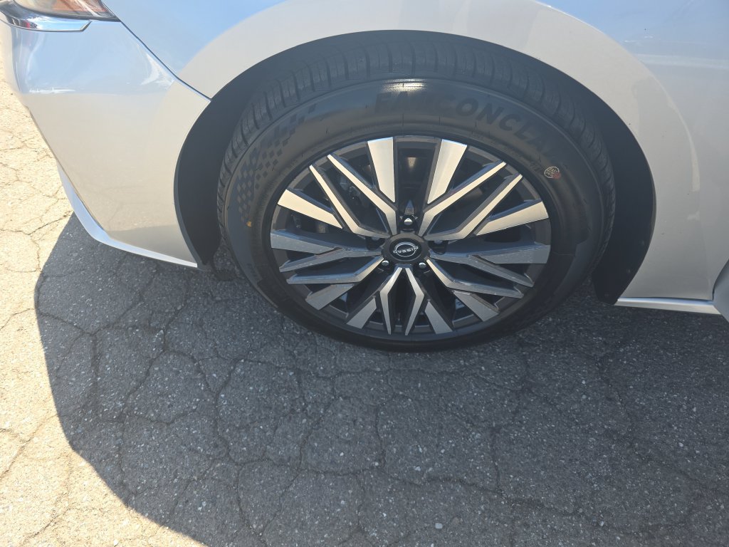 Used 2024 Nissan Altima 2.5 SV FWD image 24