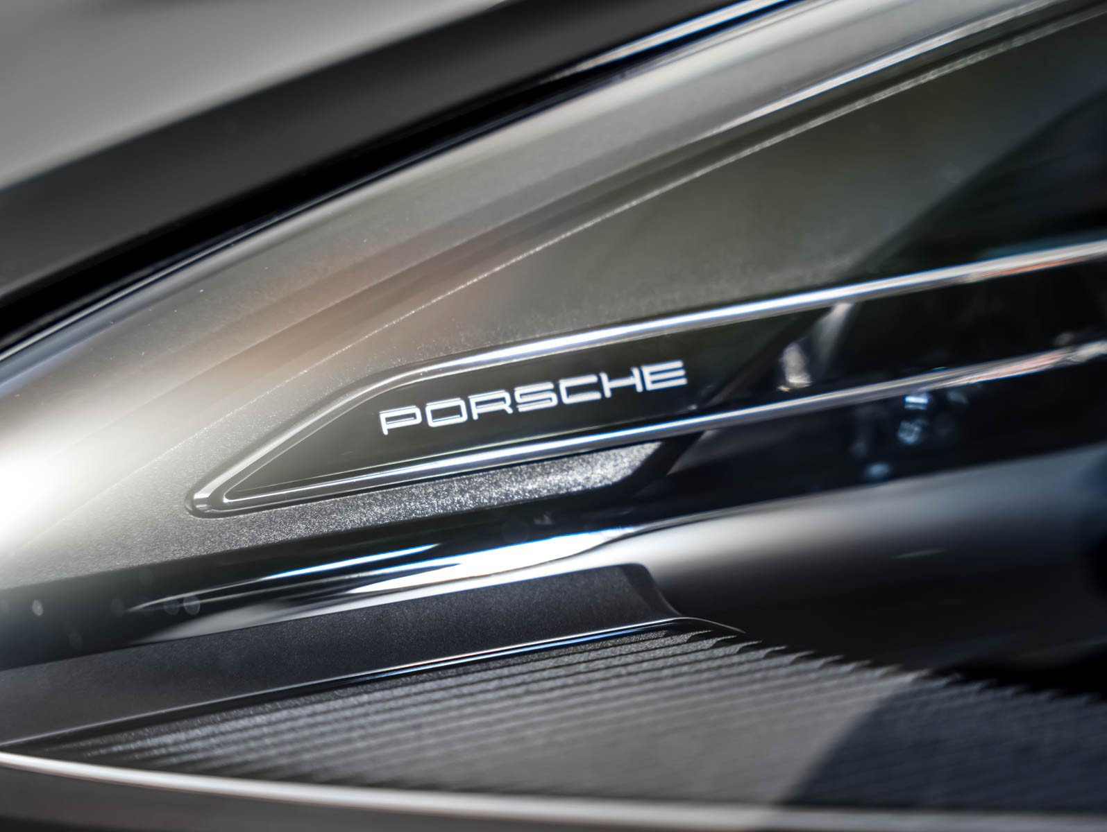 Certified 2023 Porsche Macan AWD/4WD image 30