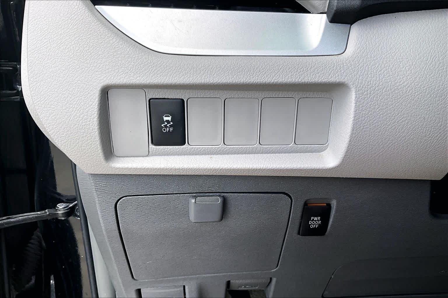 Used 2015 Toyota Sienna LE FWD image 33