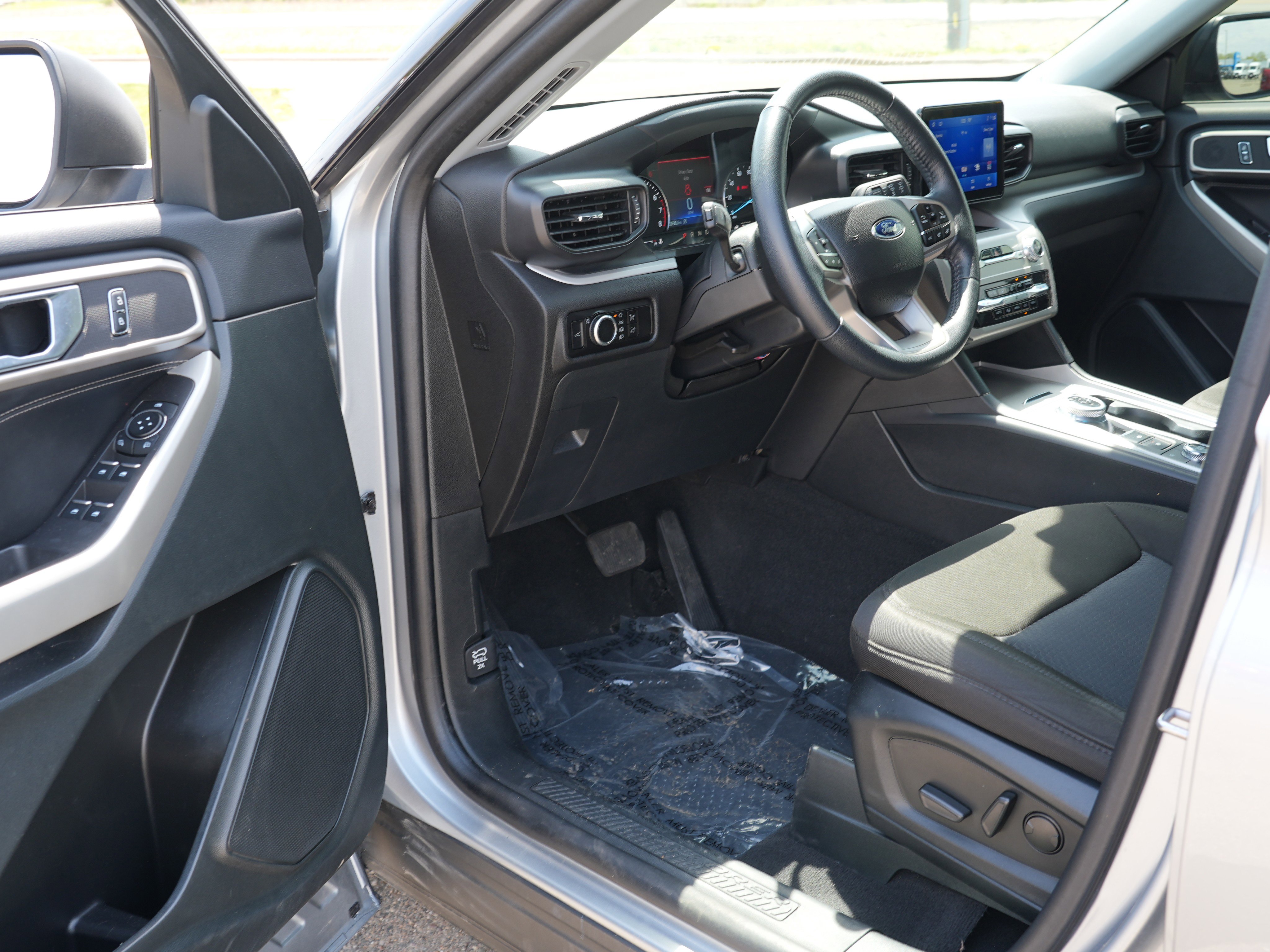 Used 2023 Ford Explorer XLT AWD/4WD image 15