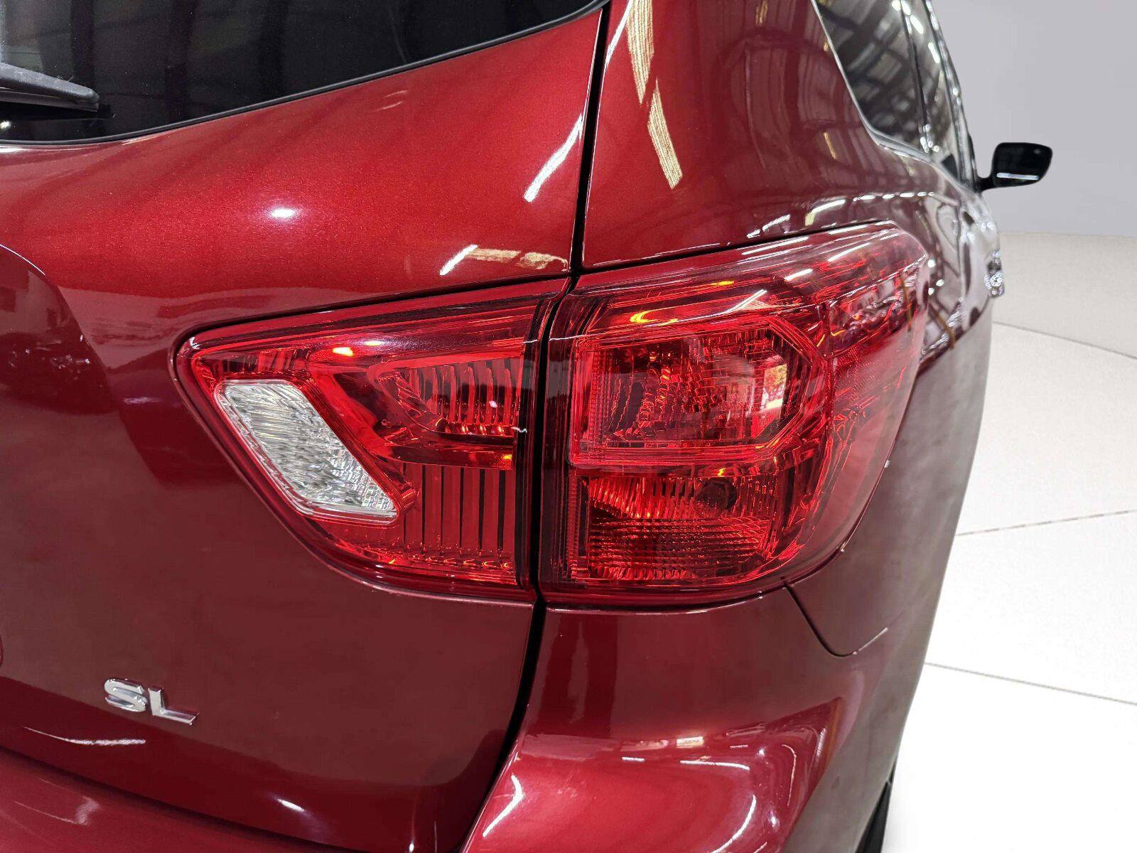 Used 2019 Nissan Pathfinder SL FWD image 14