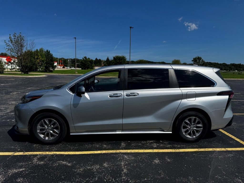 Used 2023 Toyota Sienna XLE AWD/4WD image 4