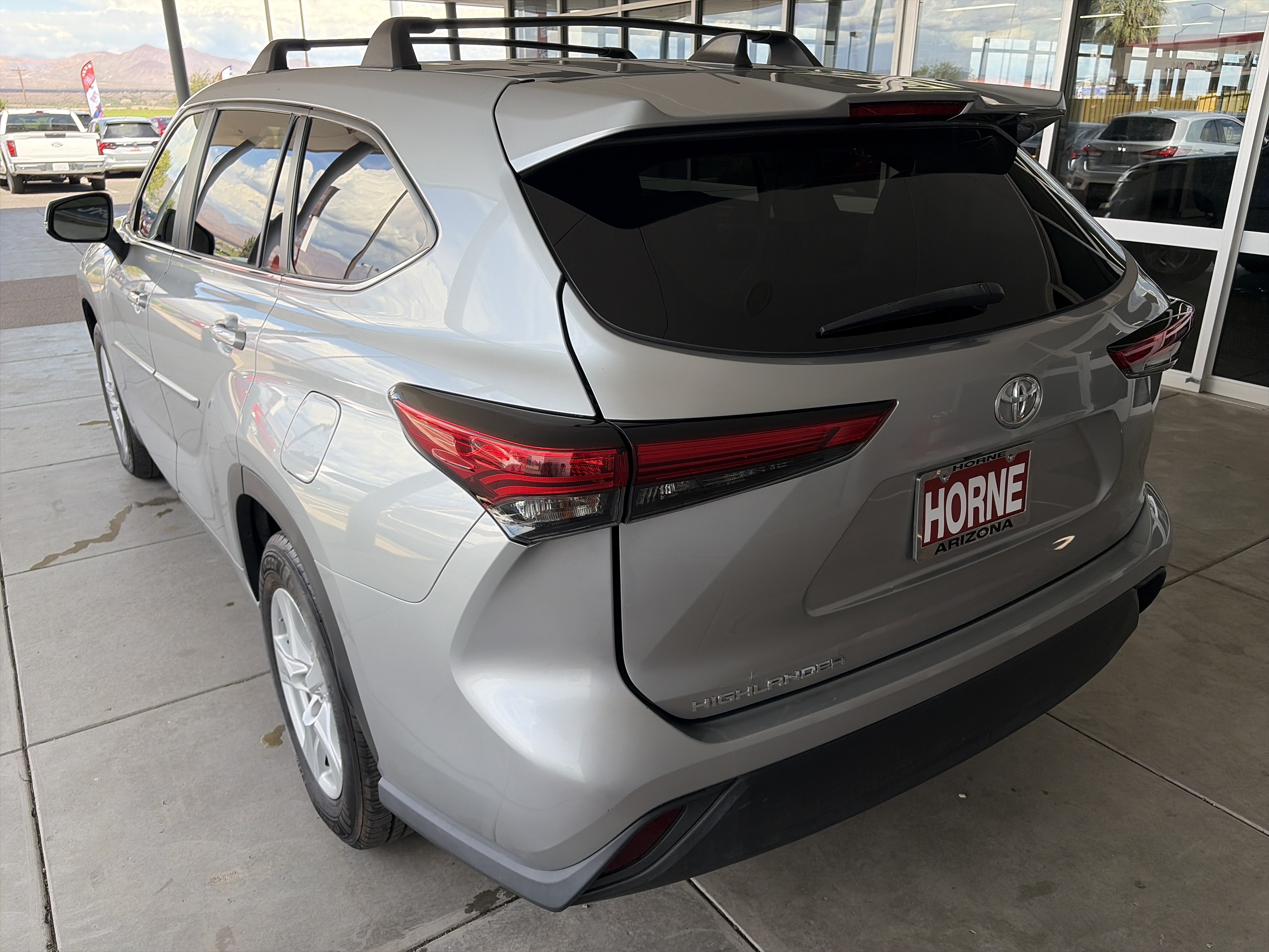 Used 2023 Toyota Highlander L FWD image 6