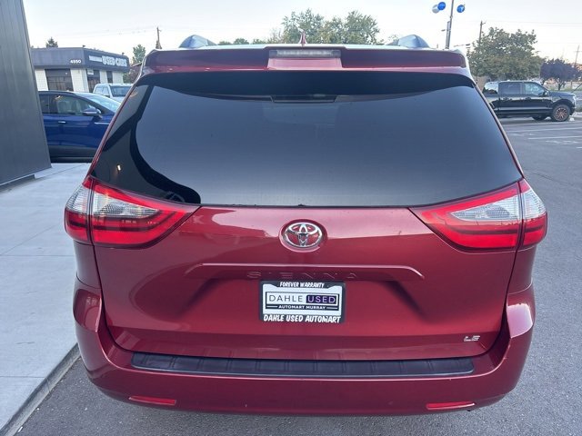 Used 2020 Toyota Sienna LE w/ LE Preferred Package image 7