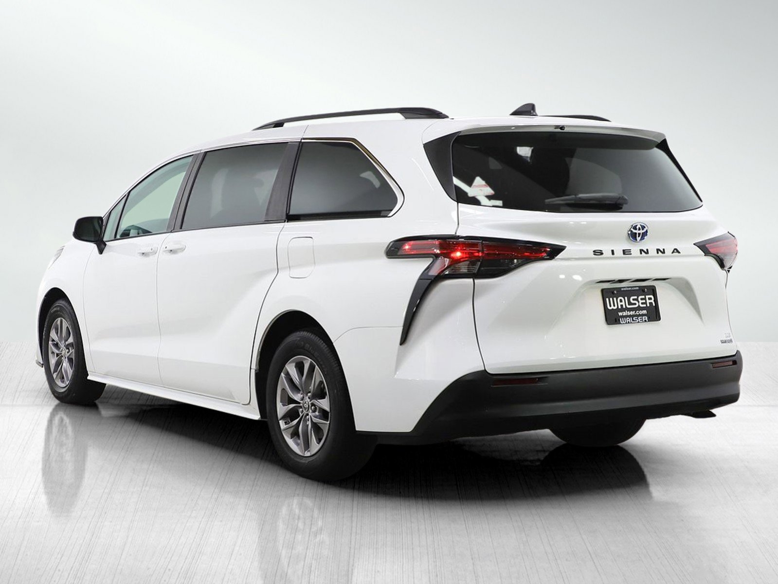 Used 2022 Toyota Sienna LE FWD image 3