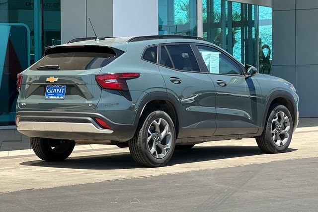 Used 2025 Chevrolet Trax LT FWD image 4