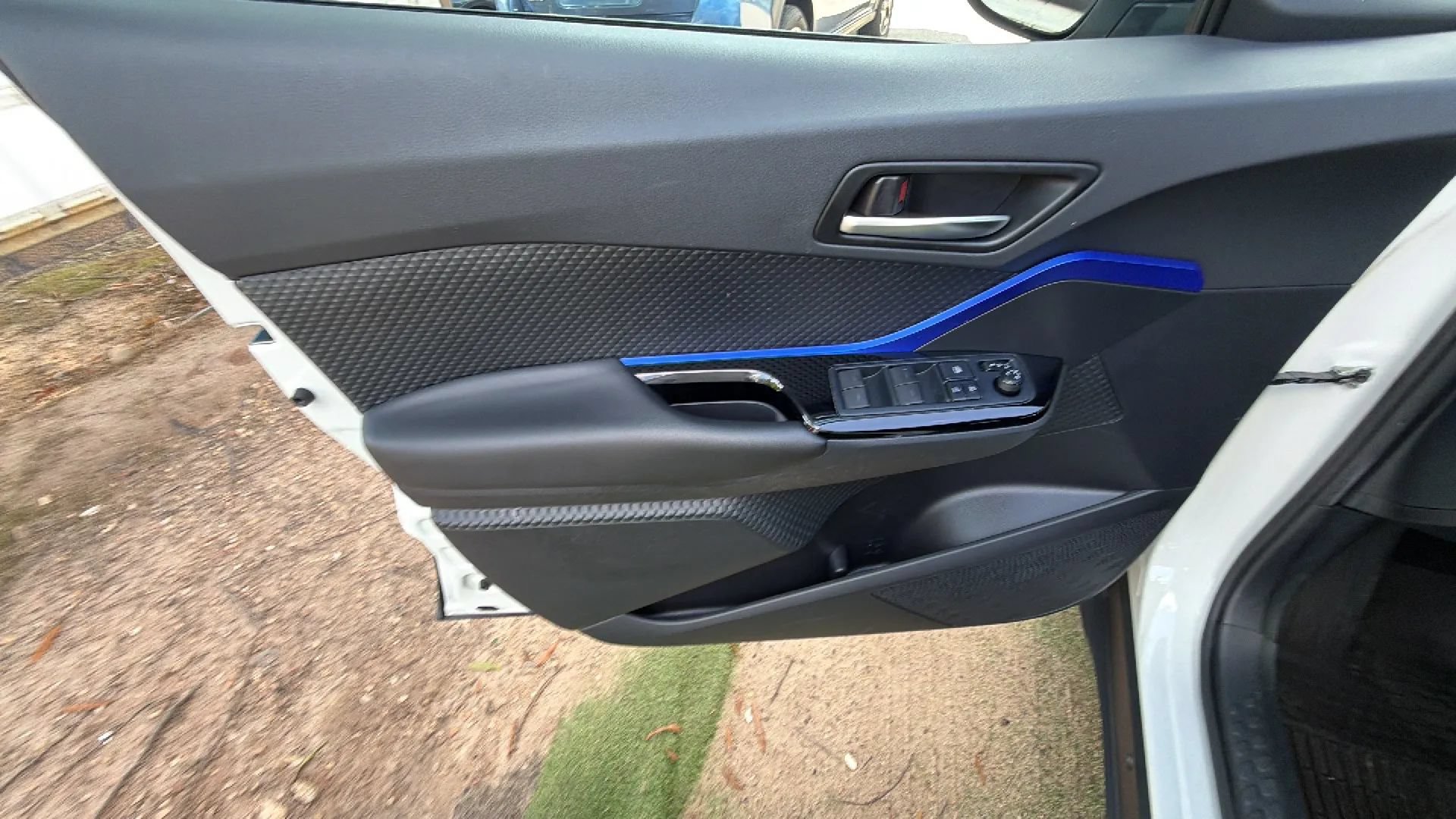 Used 2020 Toyota C-HR XLE FWD image 16