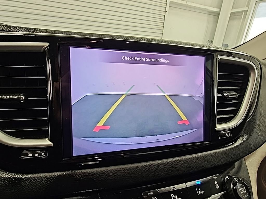 Used 2023 Chrysler Pacifica Touring-L image 16