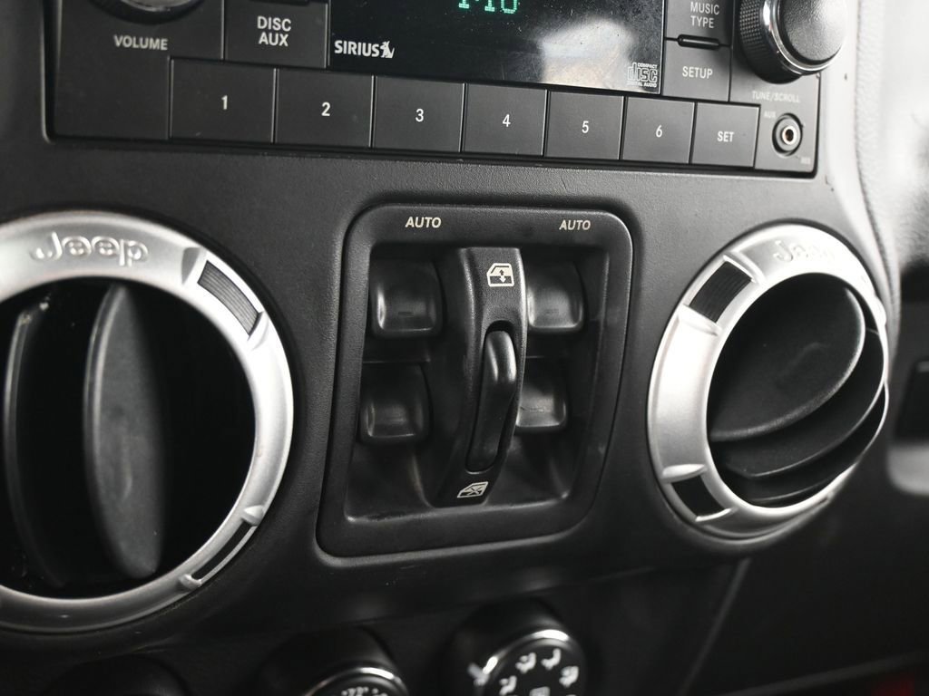 Used 2014 Jeep Wrangler Unlimited Rubicon image 17