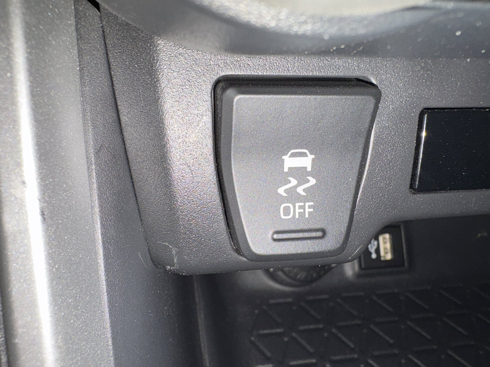 Used 2024 Toyota RAV4 LE AWD/4WD image 32