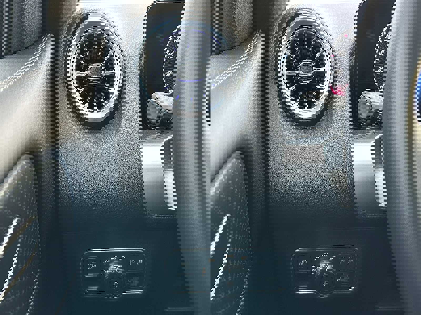 Used 2024 Mercedes-Benz GLB 250 4MATIC image 32