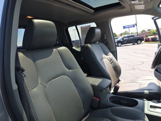 Used 2015 Nissan Frontier SL w/ Moonroof Package AWD/4WD image 39